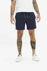 Short de baño liso con cintura elástica y cordón ajustable. Cuenta con dos bolsillos laterales, un bolsillo trasero y logo bordado en el ruedo. Confeccionado en tejido ligero de secado rápido.