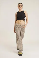 Camiseta sin mangas negra, corte crop top, con cordones ajustables a los costados.