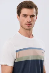 Remera de algodón con diseño de bloques horizontales de colores blanco, azul, beige y verde, de manga corta y cuello redondo.