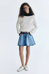 Buzo de punto fino con diseño de hombros descubiertos y escote redondo amplio. Presenta un corte holgado con terminaciones acanaladas en el cuello, los puños y el bajo.