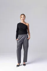 Pantalón babucha gris de cuero sintético con cintura elastizada y bolsillos laterales con solapa.