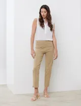 Pantalón de vestir celeste de gabardina elastizada, marca Zac & Rachel. Corte recto, pretina ancha pespunteada y largo al tobillo.