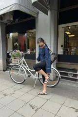 Chatas de cuero con estampado animal print marrón y blanco, con correa sobre el empeine y hebilla metálica.