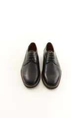Zapato de vestir acordonado para hombre, confeccionado en 100% cuero vacuno negro con diseño clásico, punta redonda y suela con detalle de costura visible.