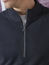 Buzo de frisa azul marino con cuello alto y cierre metálico azul.