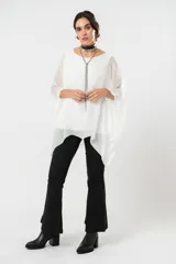 Blusa blanca de gasa oversize con forro y manga murciélago.