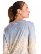 Remera de manga larga con escote redondo, confeccionada en tejido soft con estampado de diseño ornamental en tonos azules y beige.