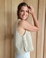 Chaleco de corte recto y largo a la cintura, confeccionado en denim con estampado de rayas verticales en tonos azul y blanco. Presenta cuello redondo y costuras visibles que definen su estructura.