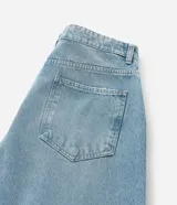 Pantalón de jean modelo skater, de corte holgado y tiro medio, con diseño de cinco bolsillos y detalle de cordón decorativo en la cintura.