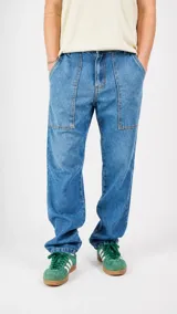Pantalón de jean azul con corte recto y bolsillos frontales tipo cargo.