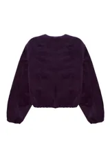 Campera bomber corta de pana color violeta, con cierre frontal de cremallera, cuello redondo y mangas largas con puños elásticos.