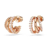Par de aros tipo argolla Swarovski Hyperbola, bañados en tono oro rosa y adornados con circonitas blancas de talla redonda y cuadrada. Cierre con tuerca a presión.