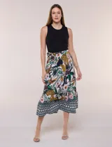 Vestido midi combinado de la marca Figueroa & Flower, con torso de modal azul sin mangas y cuello redondo, y falda evasé de rayón con estampado floral y paisajes en tonos blancos y azules, con cintura elastizada y lazo para anudar.