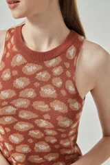 Musculosa de punto color verde militar con estampado animal print en tonos marrón y gris.