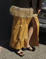 Sandalias negras de tacón cuadrado bajo, con tiras finas en el empeine decoradas con detalles de rosas de tela.