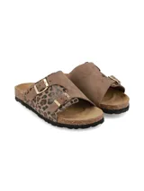 Sandalias de dos tiras con hebillas metálicas doradas, diseño animal print de leopardo, plantilla de corcho y suela de goma negra.