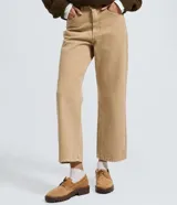 Pantalón recto de corte cropped, confeccionado en sarga de algodón. Presenta cintura con trabillas, cierre frontal con botón y cremallera, y bolsillos funcionales en el frente y en la parte posterior.