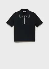 Jersey de punto fino color negro, con cuello polo y cierre frontal parcial. Presenta ribetes en contraste color blanco en el cuello y en los bordes de las mangas cortas.