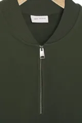 Sudadera de algodón color negro, con cuello redondo y cierre frontal parcial. Presenta mangas largas con puños y ruedo en rib.