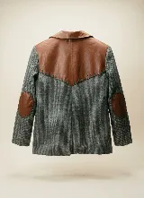 Blazer de paño de lana con diseño de pata de gallo en tonos gris y negro. Presenta cuello y detalles en los bolsillos de cuero color suela, con un corte relajado y cierre frontal de botones.