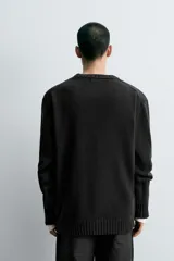 Jersey de corte relajado confeccionado en hilatura de algodón con efecto lavado. Presenta cuello redondo, manga larga y acabados en rib en cuello, puños y bajo.