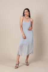 Vestido midi celeste con breteles finos regulables y corte irregular.