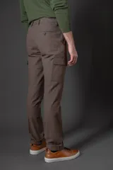 Pantalón cargo marrón con estampado a cuadros, de corte recto y bolsillos laterales.