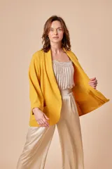 Chaqueta italiana color mostaza, de corte suelto y con bolsillos grandes. Talle equivale entre XL y 1X.