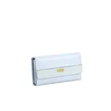 Billetera corta marca Coveri Collection, color blanco, de diseño rectangular con solapa y cierre de broche a presión. Detalle de placa metálica dorada con el nombre de la marca en el frente y herrajes dorados.