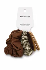 Pack de ocho accesorios para el pelo que incluye dos scrunchies de tela (una marrón con textura tipo waffle y otra estampada con puntos negros sobre fondo beige) y seis elásticos simples en tonos marrón, tostado y dorado brillante.