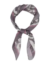 Pañuelo cuadrado de seda natural 100%, color gris y rosado con diseño estampado de estilo paisley y floral.