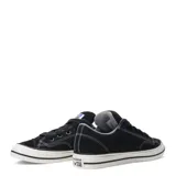 Championes Converse Chuck Taylor de corte bajo, color negro con costuras blancas contrastantes. Presentan ojales superiores en azul y suela de goma blanca con doble línea negra.