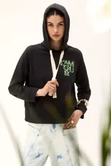 Buzo negro de corte recto con capucha y cordones color crema. Estampado frontal con la frase "L'Amour" en letras verdes.