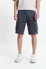 Bermuda cargo de corte clásico, con bolsillos laterales con solapa y cierre frontal con cremallera y botón.