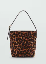 Bolso tipo shopper de tamaño mediano, confeccionado en piel bovina con pelo y estampado de leopardo. Cuenta con asa de hombro ajustable, cierre principal de cremallera y cierre de imán interior.
