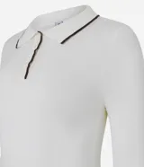 Blusa de punto color blanco con cuello polo, manga larga y detalles de ribete en contraste color negro en el cuello, puños y ruedo. Confeccionada en mezcla de viscosa, poliéster y poliamida.