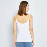 Camiseta blanca de tirantes finos con escote en V.