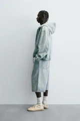 Bermudas de denim de algodón, color celeste claro con efecto vintage y manchas claras en las perneras. Tienen un corte ancho (baggy fit), tiro alto y cinco bolsillos.