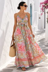 Vestido largo blanco con tirantes finos, escote en V con detalles de encaje y estampado barroco en tonos azules, amarillos y verdes.