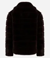 Campera de pelo artificial color marrón oscuro, con diseño de gajos horizontales, manga larga y cuello alto estructurado.