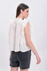 Blusa blanca de algodón con bordado floral, cuello redondo con abertura y mangas cortas con volados.