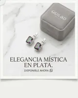 Par de aros tipo caravanas de plata 925 con diseño rectangular y piedra facetada de topacio místico con reflejos tornasolados.