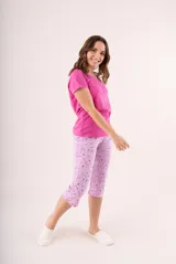 Pijama de dos piezas color coral, compuesto por una remera de manga corta con botones y un pantalón capri estampado con flores.