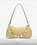 Cartera de mano color beige, tejida en rafia, con cadena dorada y apliques de dijes con forma de estrellas de mar, caracoles y perlas.