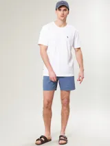 Short de baño color borgoña con cintura elastizada y cordón de ajuste.
