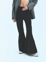 Pantalón jean negro de tiro medio alto y corte oxford con botamanga ancha al corte.