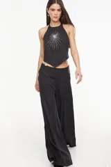 Top halter de tencel color verde militar con bordado a mano de cuentas plateadas en forma de estrella en el frente.
