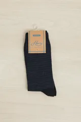 Medias de caña media con diseño de rayas horizontales finas en tonos azul oscuro y celeste.