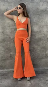 Pantalón Oxford de tiro alto, color rojo, con corte ajustado en la parte superior y acampanado en la parte inferior.