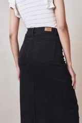 Falda midi de jean negro con tiro alto y abertura frontal.
